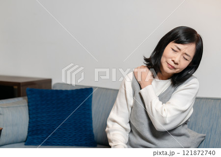 肩こり　シニア女性 121872740