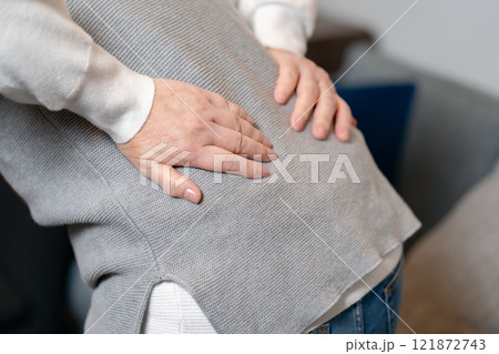 腰痛 シニア女性 手元 腰痛 シニア女性 手元 121872743