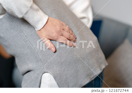 腰痛 シニア女性 手元 腰痛 シニア女性 手元 121872744