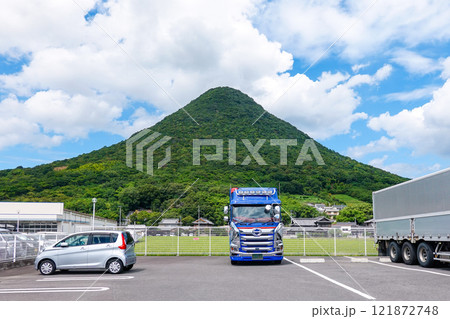 大型トラックの奥に讃岐富士こと飯野山(香川県丸亀市) 大型トラックの奥に讃岐富士こと飯野山(香川県丸亀市) 121872748