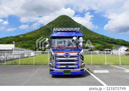大型トラックの奥に讃岐富士こと飯野山(香川県丸亀市) 大型トラックの奥に讃岐富士こと飯野山(香川県丸亀市) 121872749