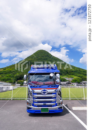 大型トラックの奥に讃岐富士こと飯野山（香川県丸亀市） 121872750
