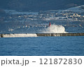 波浪警報が出された時の小樽港北防波堤と小樽港北副防波堤灯台 121872830