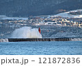 波浪警報が出された時の小樽港北防波堤と小樽港北副防波堤灯台 121872836