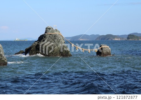 お伊勢参り、二見興玉神社の夫婦岩 お伊勢参り、二見興玉神社の夫婦岩 121872877