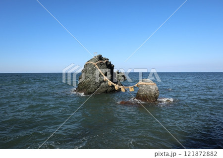 お伊勢参り、二見興玉神社の夫婦岩 お伊勢参り、二見興玉神社の夫婦岩 121872882