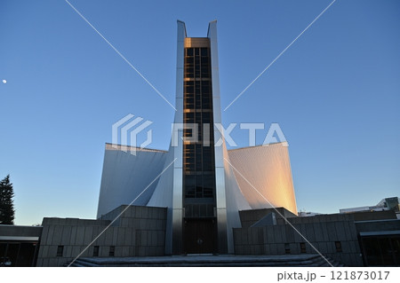 夕方の東京カテドラル聖マリア大聖堂 121873017