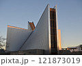 夕方の東京カテドラル聖マリア大聖堂 121873019