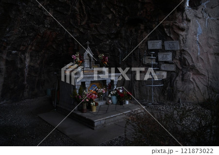 東京カテドラル聖マリア大聖堂　ルルドの洞窟 121873022