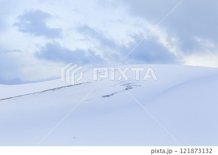 冬の鳥取砂丘の雪景色 鳥取県 鳥取砂丘 冬の鳥取砂丘の雪景色 鳥取県 鳥取砂丘 121873132