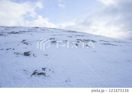 冬の鳥取砂丘の雪景色 鳥取県 鳥取砂丘 121873138