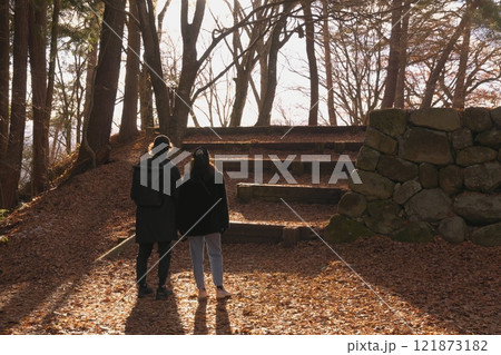 異国の本丸御殿跡で、古の時に思いをはせる二人 121873182