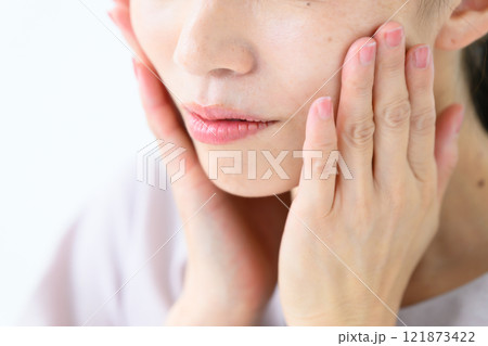 ほうれい線を気にする女性 ほうれい線を気にする女性 121873422
