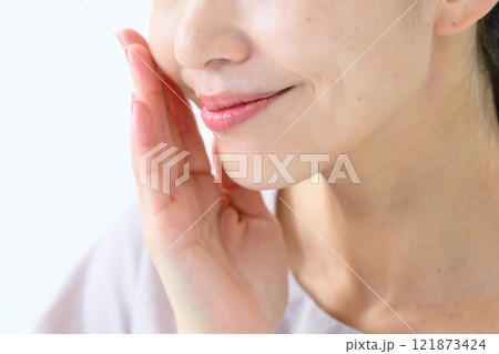 ビューティー　頬　ミドル女性 121873424
