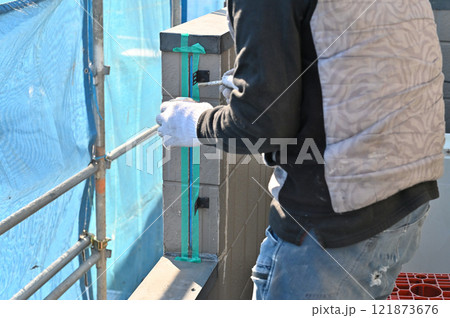 コーキングの打ち替え・下地処理・下塗り材（プライマー）住宅外壁塗装 121873676