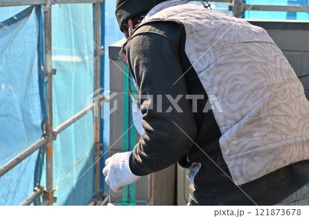 コーキングの打ち替え・下地処理・下塗り材（プライマー）住宅外壁塗装 121873678