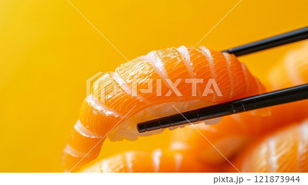 おいしそうなサーモンのお寿 121873944
