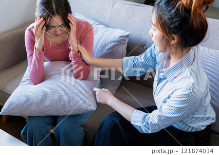 A psychiatrist counseling her patient 121874014