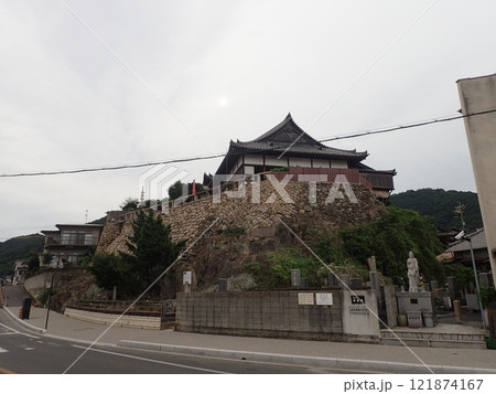 広島と岡山の県境、広島県福山市の鞆地区の沼隈半島南端にある港湾で瀬戸内の古い港町の景色を残す鞆の浦 広島と岡山の県境、広島県福山市の鞆地区の沼隈半島南端にある港湾で瀬戸内の古い港町の景色を残す鞆の浦 121874167