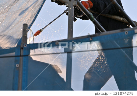 屋根の高圧洗浄　住宅塗装工事　屋根瓦 121874279