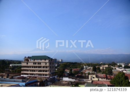 ホテルの窓から見たキリマンジャロ ホテルの窓から見たキリマンジャロ 121874339