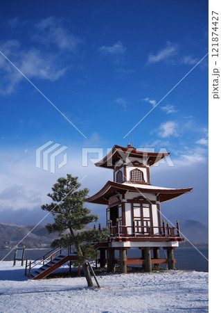 初冬の洞爺湖　雪景色の浮見堂 121874427