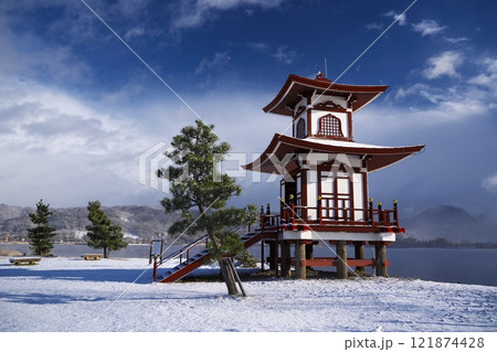 初冬の洞爺湖 雪景色の浮見堂 初冬の洞爺湖 雪景色の浮見堂 121874428