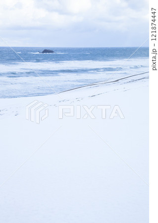 冬の鳥取砂丘の雪景色 鳥取県 鳥取砂丘 冬の鳥取砂丘の雪景色 鳥取県 鳥取砂丘 121874447