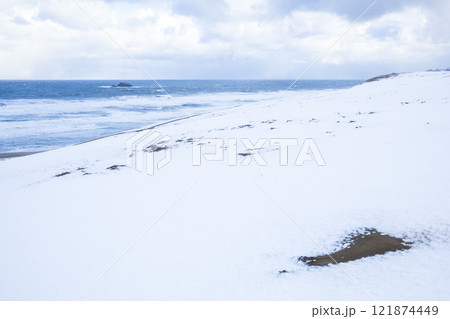 冬の鳥取砂丘の雪景色 鳥取県 鳥取砂丘 121874449