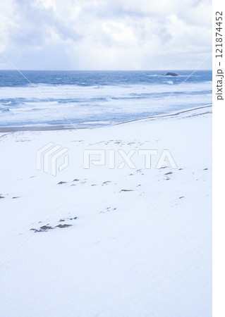 冬の鳥取砂丘の雪景色 鳥取県 鳥取砂丘 121874452