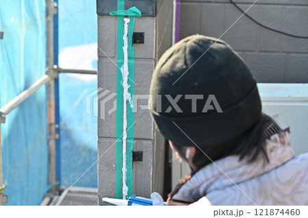 コーキングを打つ職人 外壁塗装  コーキングを打つ職人 外壁塗装  121874460