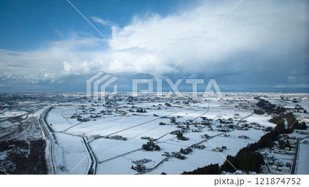 黒部川に架かる愛本橋上空からの眺め 121874752