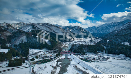 黒部川に架かる愛本橋上空からの眺め 121874764