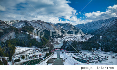 黒部川に架かる愛本橋上空からの眺め 121874766