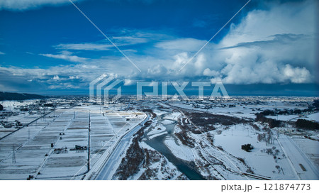 黒部川に架かる愛本橋上空からの眺め 黒部川に架かる愛本橋上空からの眺め 121874773