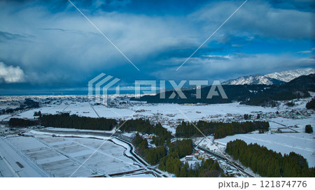 黒部川に架かる愛本橋上空からの眺め 121874776
