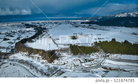 黒部川に架かる愛本橋上空からの眺め 黒部川に架かる愛本橋上空からの眺め 121874785