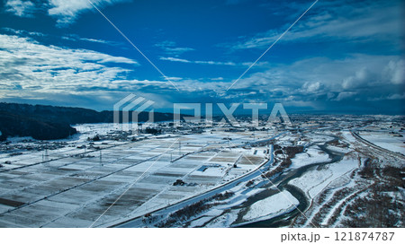 黒部川に架かる愛本橋上空からの眺め 121874787