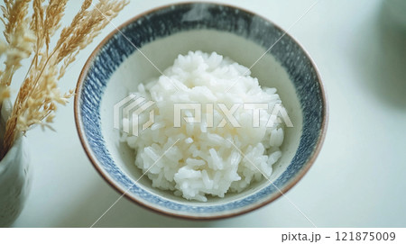 茶碗に盛られたご飯 121875009