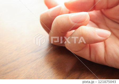 女性の手の爪のアップ 121875043