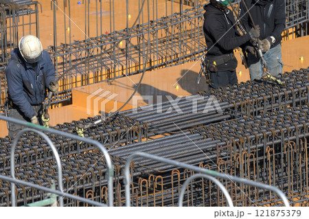 新築マンション 　鉄筋工の作業風景 121875379