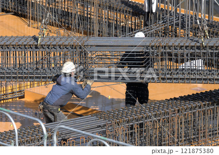 新築マンション 鉄筋工の作業風景 新築マンション 鉄筋工の作業風景 121875380