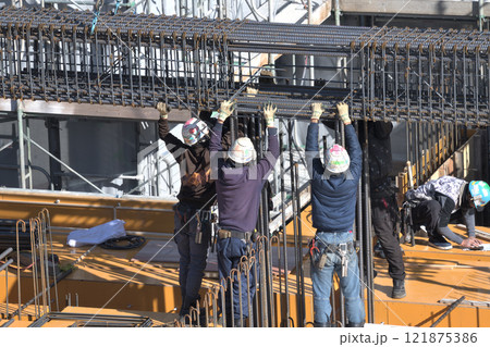 新築マンション 　鉄筋工の作業風景 121875386