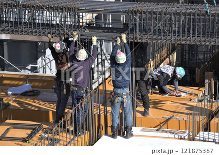 新築マンション 　鉄筋工の作業風景 121875387