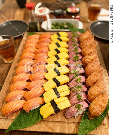 今日のディナーは寿司パーティー 121875993
