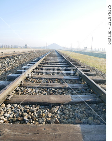 ビルケナウ強制収容所内の線路（ポーランド） 121876325