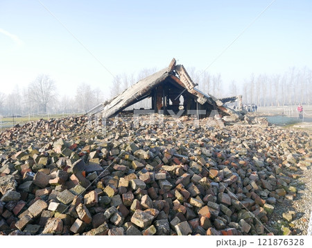 ビルケナウ強制収容所の廃屋(ポーランド) ビルケナウ強制収容所の廃屋(ポーランド) 121876328