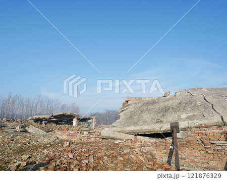 ビルケナウ強制収容所の廃屋（ポーランド） 121876329