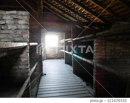 ビルケナウ強制収容所内の収容所のベッド（ポーランド） 121876332