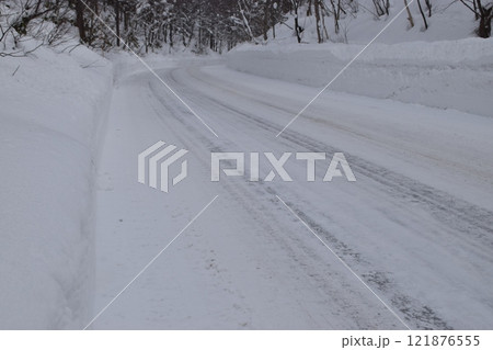 雪国の白い雪の壁に囲まれた道路 121876555